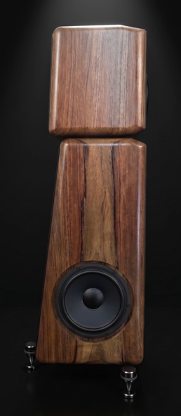 Vue de profil de l'enceinte active haute fid&eacute;lit&eacute; Grand Monitor Pro Atelier ASA, illustrant l'inclinaison de 6 degr&eacute;s et l'&eacute;b&eacute;nisterie d'art en bois massif pour l'optimisation acoustique.
