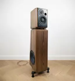 Salon luxueux parisien mettant en scène une enceinte haute fidélité en bois massif ASA Grand Monitor Pro.